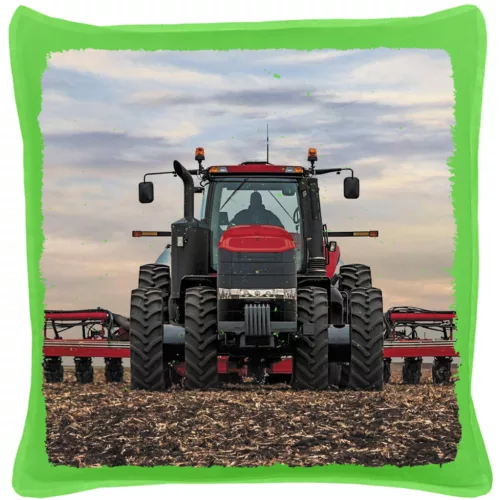 dvojkolesový červený traktor v práci zelený vankúš z bavlny