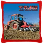 mtz 82 v práci červený bavlnený vankúš zo zadu