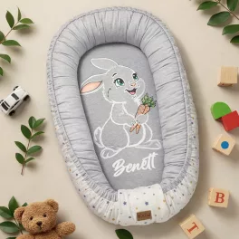   Prémiové vzorované bábätko hniezdo s motívom zajačika pre chlapcov (hviezdičky/sivé) 