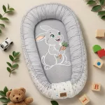 Prémiové vzorované bábätko hniezdo s motívom zajačika pre chlapcov (hviezdičky/sivé) 