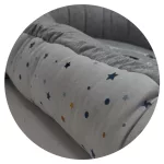 Prémiové vzorované bábätko hniezdo s motívom zajačika pre chlapcov (hviezdičky/sivé) 