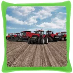 červené traktory v práci zelený vankúš z bavlny